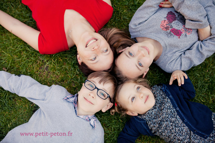 Photographe famille Paris - Séance photo enfant au Buttes de Chaumont