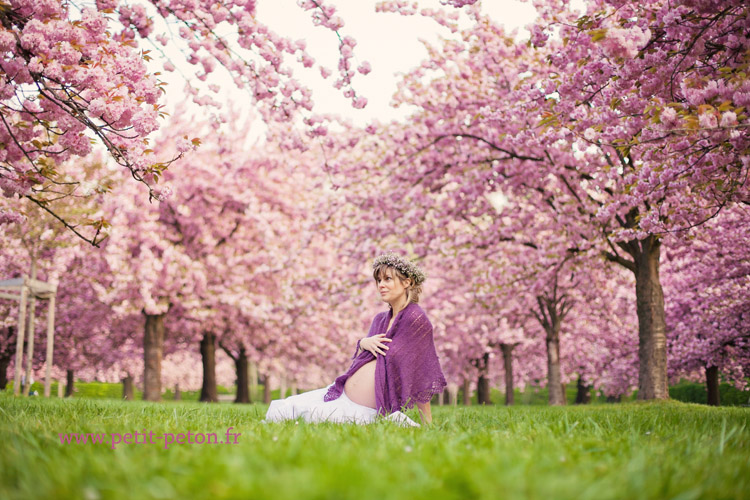 femme enceinte et cerisiers en fleurs au par de sceaux