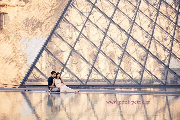 Séance photos femme enceinte - Photo grossesse Paris au Louvre