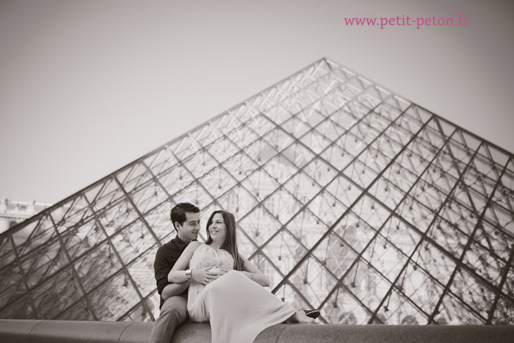 Séance photos femme enceinte au Louvre Paris