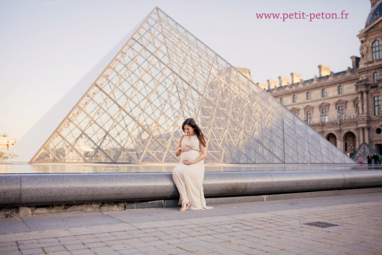 Séance photos femme enceinte - Photo grossesse Paris Louvre