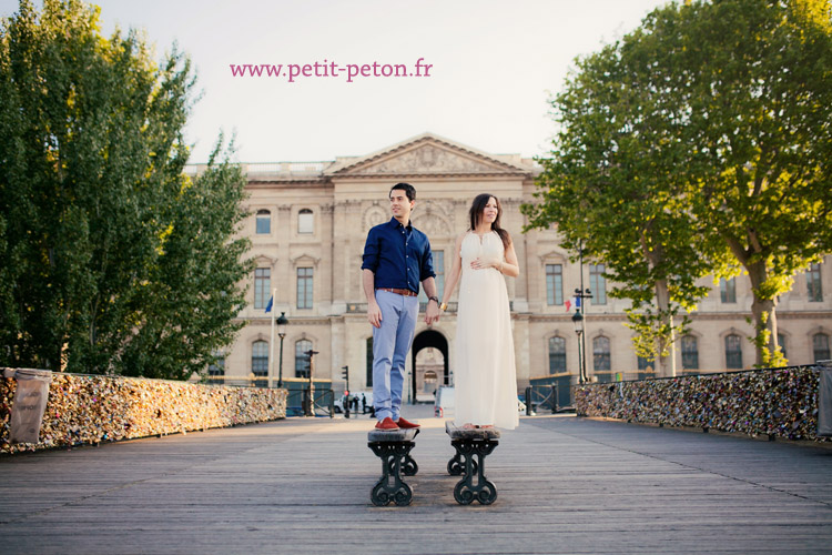 Séance photos femme enceinte - Photo grossesse Paris sur le pont des arts