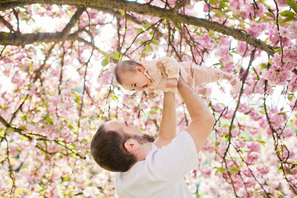 Photographe bébé 6 mois en extérieur