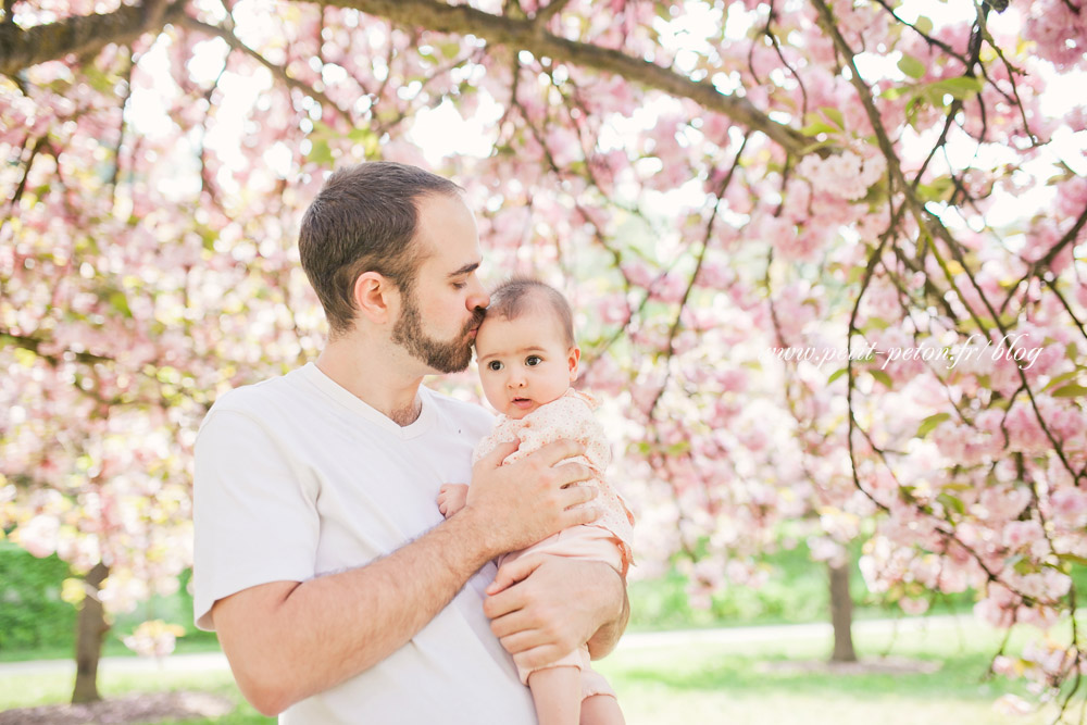 Photographe bébé 6 mois en extérieur